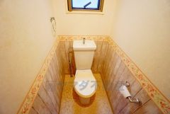 窓付きで衛生的です。タオル掛けも設けています。すっきりした見た目で、トイレ奥の掃除もしやすいです＾＾