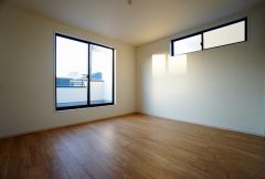 同仕様写真。寛ぎの時間を紡ぎだす主寝室は、大型ベッドを置いても余裕の広さを確保しています。