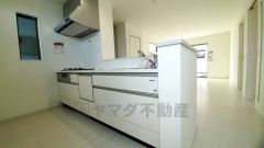 リビングやダイニングからキッチン周りが丸見えにならない対面式キッチン。テレビ鑑賞や家族との対話がしやすく、ご家族の温かい時間を演出します。