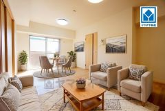 家具はイメージです。大きな窓のあるリビングは、陽光あふれる明るい空間です。居心地良く、ご家族皆がゆったり寛げる憩いの空間となりそうです。