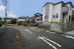 大型車の通行が少なく、騒音や振動が少ないので静かで快適な生活を送れます。小さなお子様を持つご家庭にも安心です。