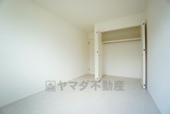 木目調のシンプルデザインで落ち着きと安らぎの空間に仕上げています。各部屋に収納が完備されているので、お荷物が増えても安心の設計です。