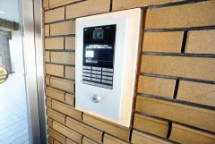 オートロックは、外部の人が自由に建物内に出入りできないため、不審者の侵入防止効果があります。