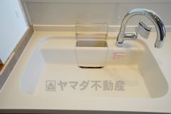 同仕様写真。広々とした凸型シンクに洗剤ポケットを標準装備。大きなお鍋など洗いやすいです。