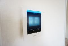 防犯性、セキュリティ対策に安心できるテレビモニター付きインターフォンです。セールスマン対策にもなり安心できます。