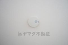 火災発生をいち早く知らせてくれる火災報知器は標準装備です。