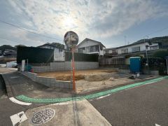 現地（2026年3月9日）撮影。前面道路は広く、車同士がすれ違うスペースが十分にあります。落ち着いた住宅地内で快適な生活を実現してみませんか＾＾