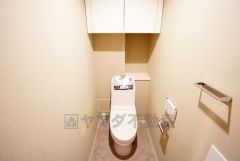 壁リモコンタイプのウォシュレット付き。すっきりした見た目で、トイレ奥の掃除もしやすいです。