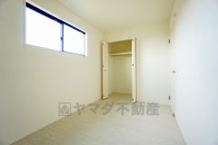 住む人のこだわりを活かす洋室。日当たりがよく、寝室としての利用もおすすめ。広めのクローゼットには荷物をすっきり片付けられ、ゆとりのある暮らしが出来ます＾＾