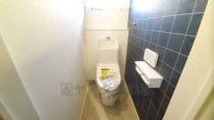 温水洗浄機付トイレです。節水機能もあるので、安心して使えますね。もちろん、1階2階の2ヶ所にトイレがあるので、忙しい朝にもゆとりができますね。