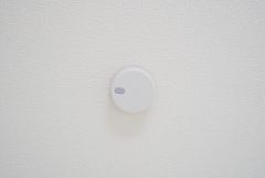 火災報知器が設置されていることで、火災の発生をいち早く感知し、就寝中や留守中でも素早く危険を知らせてくれるため、家族の安全を確保し被害を最小限に抑えられます。