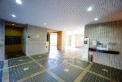 エントランス内に管理人室があると、不審者の侵入防止につながります。さらにオートロック付きで、防犯性アップ。