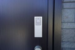 お子様を抱っこしながら簡単に開けられるのが便利なスマートキー。