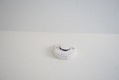 火災発生をいち早く知らせてくれる火災報知器は標準装備です。