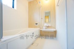 1日の疲れを癒すくつろぎのバスルーム。足を伸ばしてもゆったりと入れるサイズです。お子様と一緒にお風呂に入っても狭くないですね^^