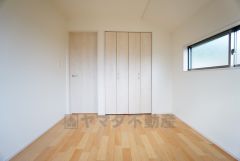 同仕様写真。暖かい日差しが差し込む洋室。たっぷり収納できるクローゼット付きでお部屋の中をすっきりと快適に保てます。