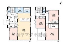 家具の配置がしやすい縦型リビング。リビングは道路の反対側にあるため、歩行者から覗かれる心配がなく、プライバシーが保たれます。