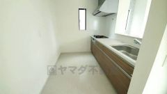 リビングにいるお子様を見守りながらお料理ができる対面キッチン。カウンタートップの汚れもサッと拭き取ることができ、お掃除ラクラク＾＾