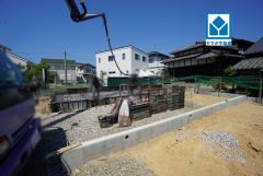 現地（2026年8月3日）撮影。2号棟。閑静な住宅街に佇む新築戸建、スーパーや小学校が徒歩圏内。子育てファミリーに嬉しい立地、家族で安心して暮らせる住まい。
