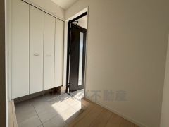 ご家族の靴をスッキリと片付けられるシューズボックス付きの玄関です＾＾スッキリと片付いた玄関は気持ちがいいです。