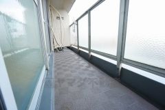 バルコニーは2部屋より出られて便利。暖かな陽射しがたっぷり差し込みます。日光浴をしたり、星を眺めたりも良いですね^^