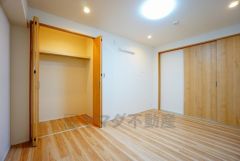 暖かい日差しが差し込む洋室。たっぷり収納できるクローゼット付きでお部屋の中をすっきりと快適に保てます。