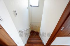 小さなお子様やご高齢の方でも安心できる、手すり付き階段。段差も低めで設定されており、安全性にも優れています。