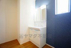 三面鏡つき洗面台。鏡裏にたっぷりとした収納スペースがあります。鏡を閉めてしまえば小物は見えないため、スッキリとした印象の洗面台にできます。