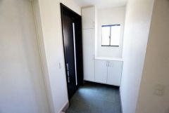 採光も考えられた明るい玄関です。たっぷり収納できるシューズボックス付きなので、家族全員の靴がきれいに整頓できます。