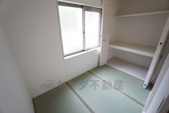 同仕様写真。リビングからの続き間として和室をご用意しました。普段はリビングとつなげて開放的なスペースとして、来客時には客間としてお使いいただけます。