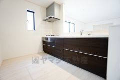 カウンタートップは耐熱性に優れており、日ごろのお掃除もふき取るだけでＯＫ。ステンレスシンクも簡単にお掃除できますよ。