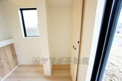 物が散らかりやすいリビングに収納スペースを確保。書類や雑貨をひとまとめにできまるため、お部屋をすっきりさせることが出来ます。