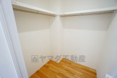 収納力豊富なウォークインクローゼット。洋服や小物などを1箇所にまとめて美しい収納を実現します。