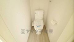 温水洗浄機付トイレです。節水機能もあるので、安心して使えますね。もちろん、1階2階の2ヶ所にトイレがあるので、忙しい朝にもゆとりができますね。