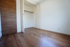 同仕様写真。住む人のこだわりを活かす洋室。日当たりがよく、寝室としての利用もおすすめ。広めのクローゼットには荷物をすっきり片付けられ、ゆとりのある暮らしが出来ます＾＾