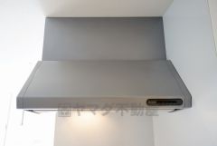 同仕様写真。お手入れが簡単なスリム型レンジフードです。調理により発生する油煙や臭いを吸い込み、屋外へ排気してくれます。