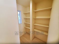 まとめ買いしてもこの収納量なら心配要らずのパントリー。調理家電や食品のストックをすっきりまとめられ、キッチン周りを広々使えます。