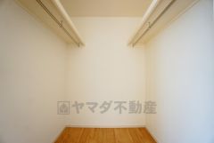 同仕様写真。収納力豊富なウォークインクローゼット。洋服や小物などを1箇所にまとめて美しい収納を実現します。
