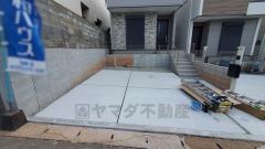 駐車スペースはゆとりある2台分を確保。マイカー用に、お客さま用に、余裕を持ってご利用いただけます。