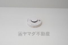 火災による煙や熱を感知して、警報音やブザー等で火災の発生を知らせてくれる火災警報器。