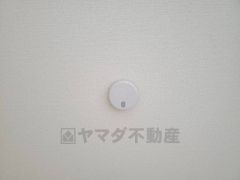 火災発生をいち早く知らせてくれる火災報知器は標準装備です。