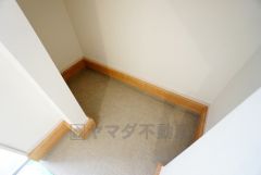 ベビーカーや泥のついたおもちゃをしまうのに便利なスペースです。玄関周りをスッキリさせることが出来ます＾＾