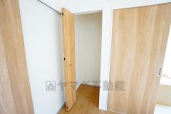 物が散らかりやすいリビングに収納スペースを確保。書類や雑貨をひとまとめにできまるため、お部屋をすっきりさせることが出来ます。