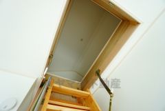 ストックやアルバム、たまにしか見ない書類などの収納に便利な小屋根収納付き。
