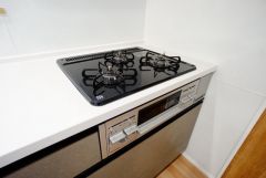 複数の調理を一度に行うことができる3口コンロ。効率よくお料理が出来ます。毎日のお料理も楽しくなりますね＾＾