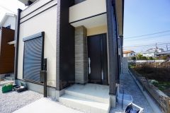 かざすだけで開閉できる、タッチキー採用の玄関。お買い物帰りで、両手がふさがってきても簡単に中に入れます＾＾