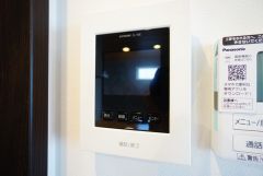 防犯性、セキュリティ対策に安心できるテレビモニター付きインターフォンです。セールスマン対策にもなり安心できます。