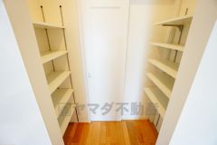 キッチン横に広々としたパントリー付き＾＾洗面室にも近く、食料品だけでなく日用品などの収納にも＾＾