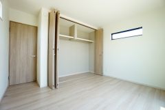 寛ぎの時間を紡ぎだす主寝室は、大型ベッドを置いても余裕の広さを確保しています。ナチュラル色のフローリングで開放的な優しい雰囲気になっています＾＾
