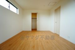 同仕様写真。暖かい日差しが差し込む洋室。たっぷり収納できるクローゼット付きでお部屋の中をすっきりと快適に保てます。